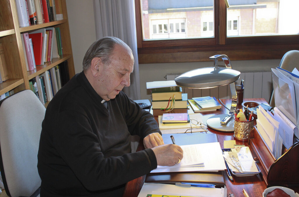 Mons. Uriarte presenta un libro sobre el celibato