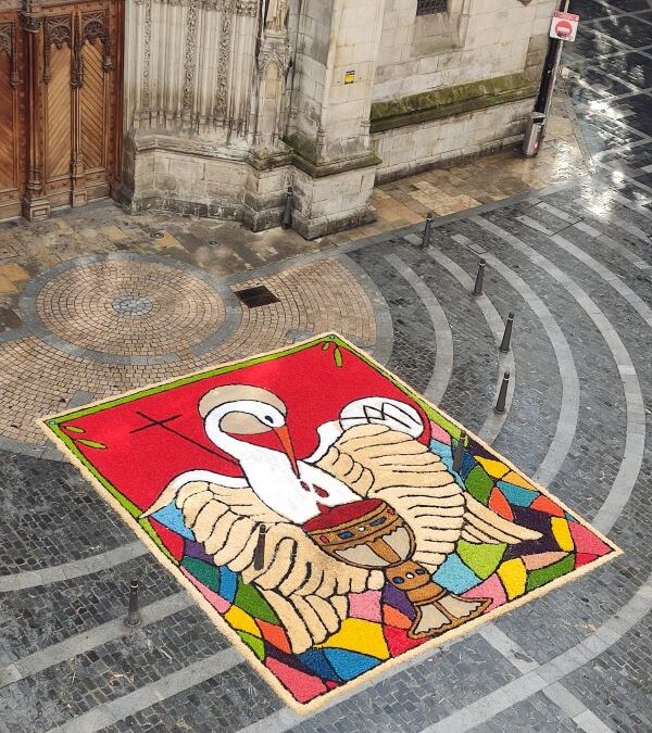 Una “alfombra” de 42 metros cuadrados adornó ayer la entrada de la catedral