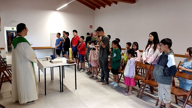 Niños y niñas chinos celebrando misa