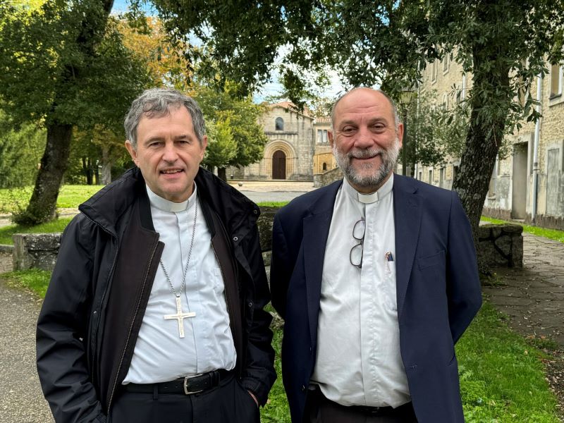 El obispo de Bilbao, Joseba Segura y el director de Obras Misionales Pontificias, José María Calderón estuvieron en la presentación del video.