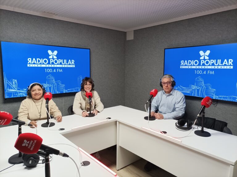 Consuelo Pillajo, Mertxe Aguirre y Manuel Heredia, alkarrizketan