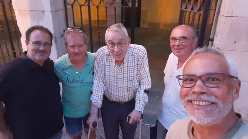 Martin, en el centro, con un grupo de la parroquia de La Paz,  que solían quedar con él. El de la derecha es Fintxu, autor de las líneas que acompañan esta imagen.