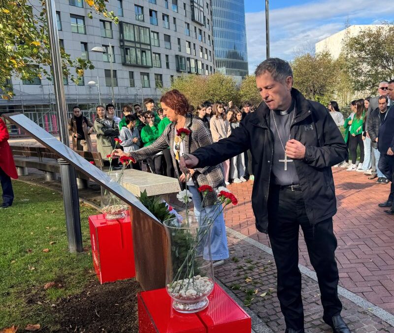 El obispo, la Comisión de Paz y alumnado diocesano, en el Día de la Memoria