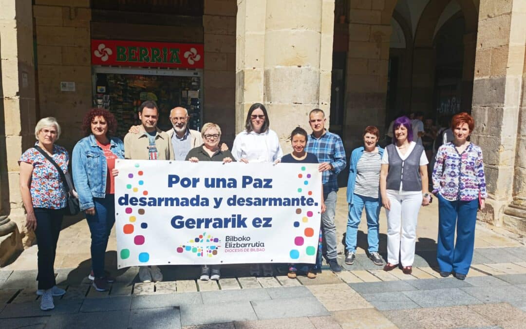 Clamando por la paz desde el balcón de la sede del Obispado