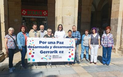 Clamando por la paz desde el balcón de la sede del Obispado