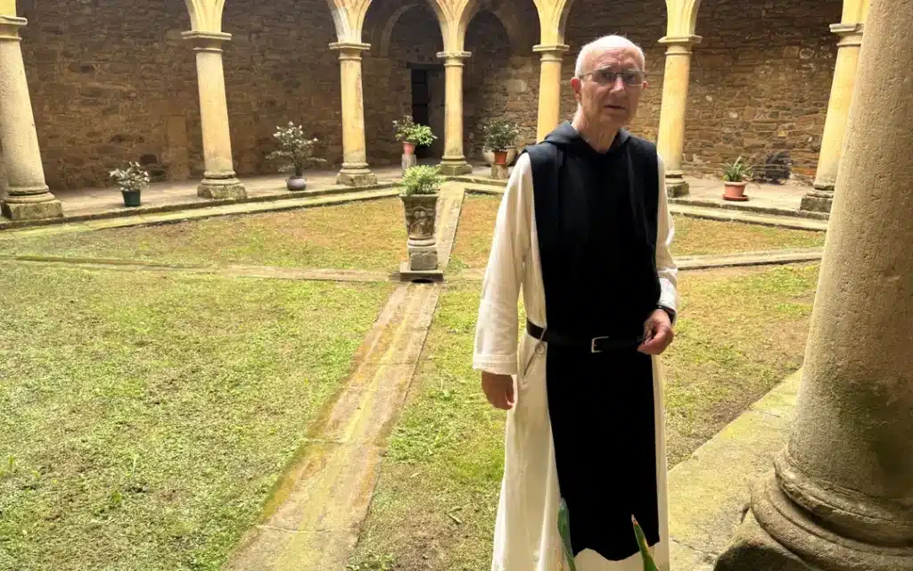 Antonio María en el claustro