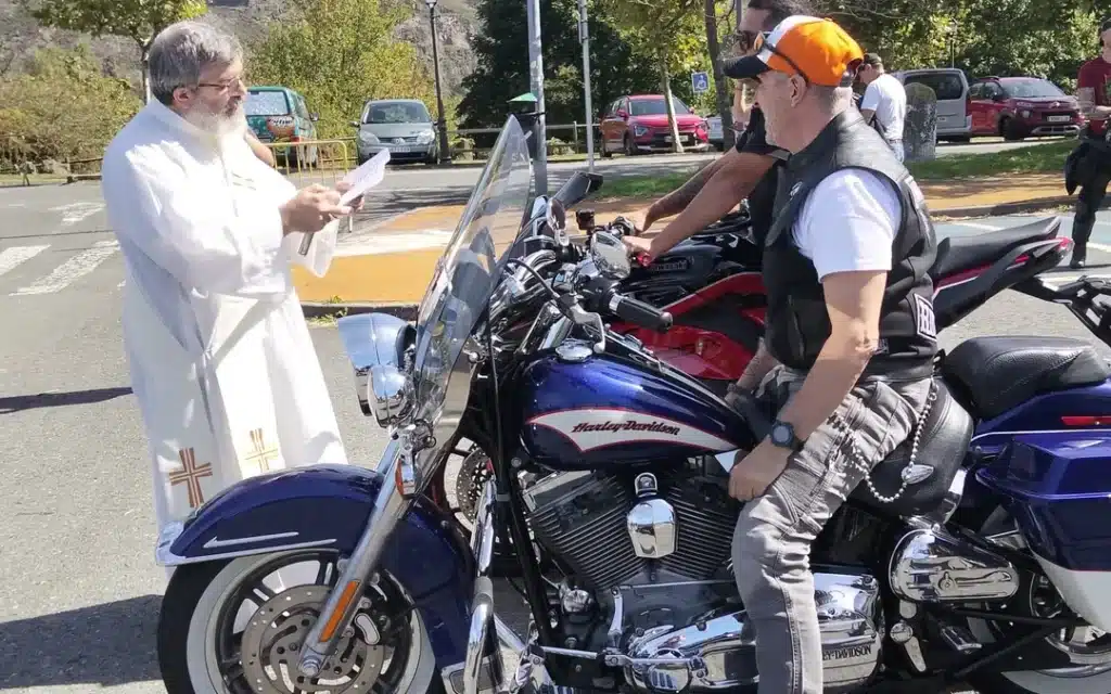 Diácono Alberto Jáimez bendiciendo unas motos