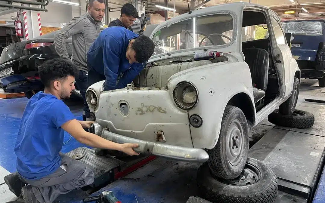 El alumnado de Otxarkoaga pone en circulación un SEAT 600