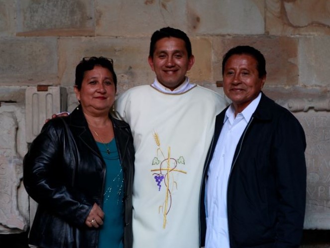 Johnny Vargas con sus padres