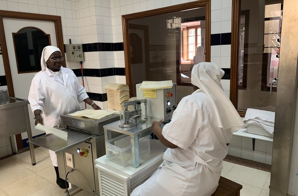 Obleas y dulces a la venta en el convento de Santa Mónica