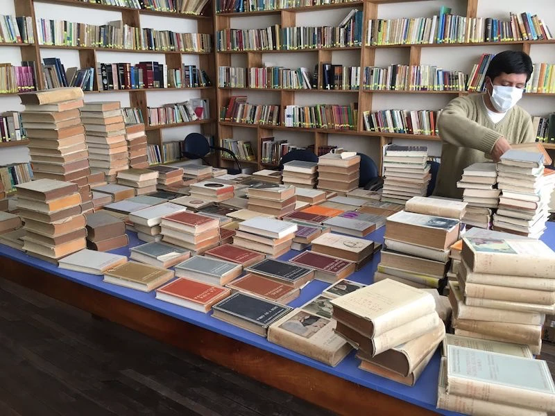 La Biblioteca diocesana dona un millar de libros al Seminario de Riobamba