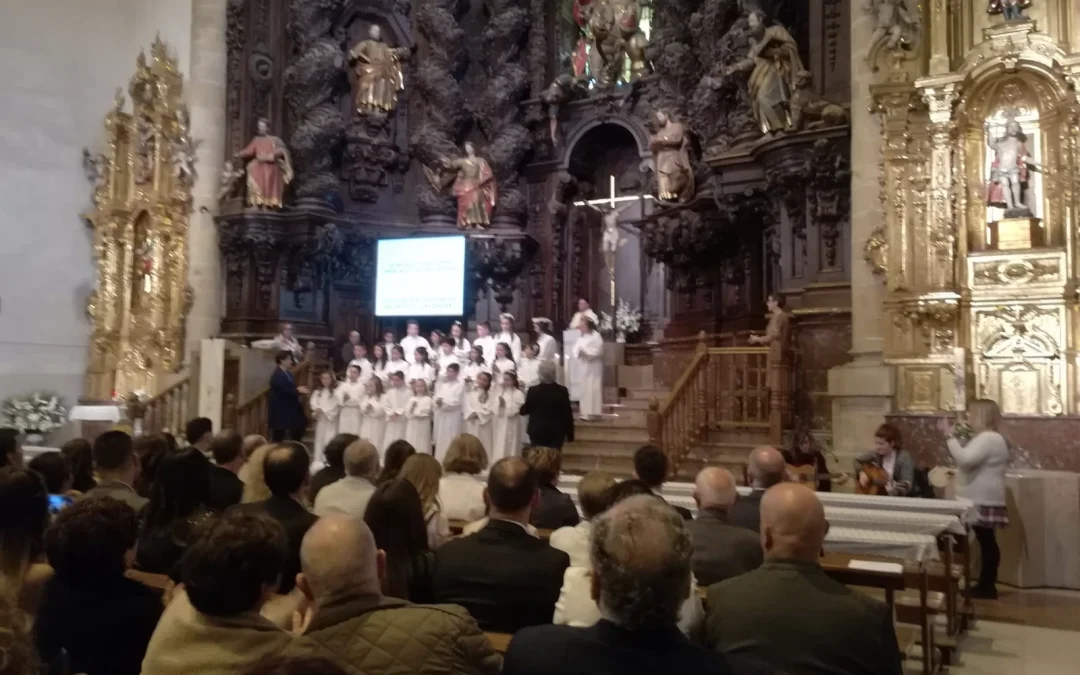 Ermua, único lugar en Bizkaia donde usan túnicas para la Primera Comunión