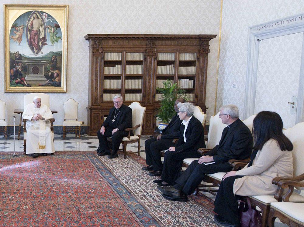 El Papa junto a los miembros del comité preparatorio del Sínodo