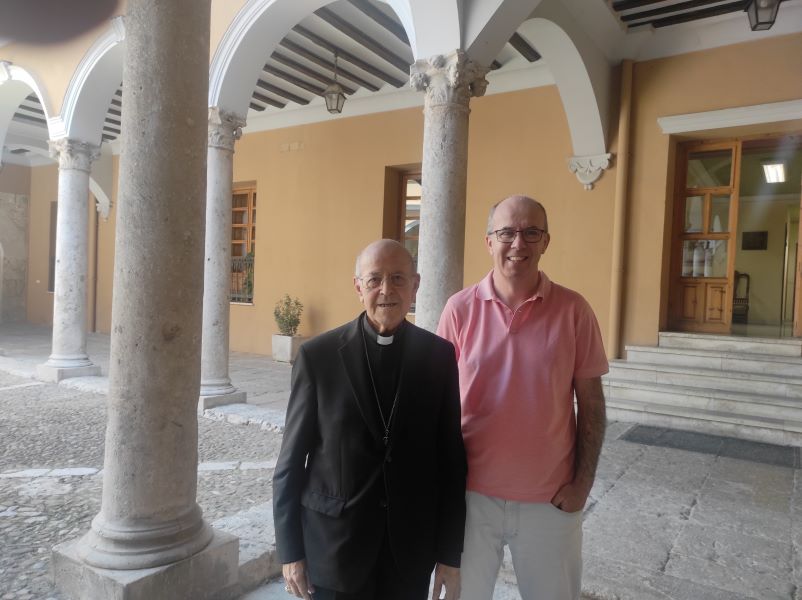 Mons. Ricardo Blázquez dona más de 500 libros a la Biblioteca diocesana