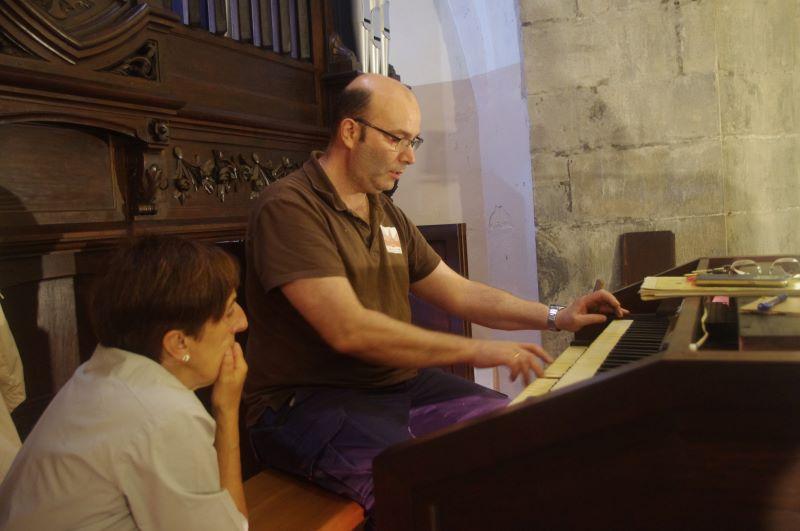 Alejandro Turanzas, organoa barritu dauana eta Karmele Angoitia parrokiako organista.
