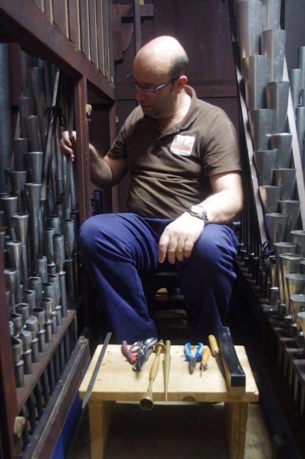 Alejandro Turanzas, trabajando en las tuberías del órgano.