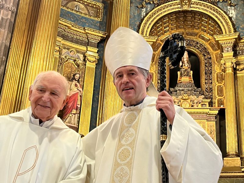 José Ángel Ubieta junto al obispo, tras la celebración