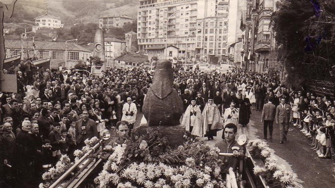 Imagen de la procesión de la Virgen de Begoña sumergida a su paso por Bermeo hace ahora 60 años. (Archivo CEVAS)