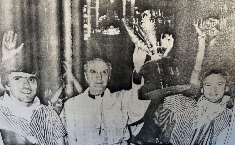 El obispo Larrea levantando la Copa