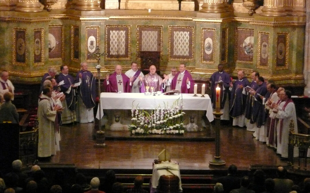 Multitudinaria despedida a D. Carmelo Echenagusia