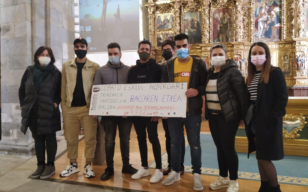 Cáritas Arratia entrega 9.612 euros a «Bakearen Etxea», recogidos por el tranvía solidario