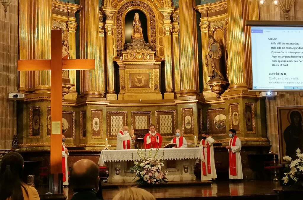 Mons. Joseba Segura, ante la Cruz de la Jornada Mundial de la Juventud: “El Evangelio llega a los jóvenes a través de los jóvenes”