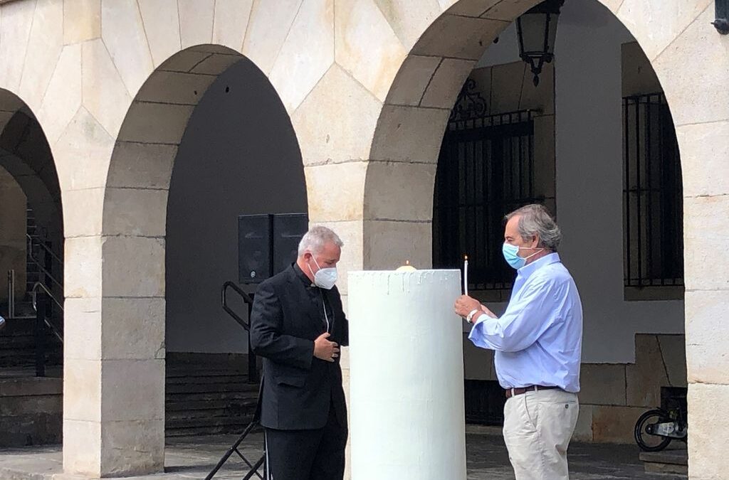 Un cirio encendido en Gernika en memoria de todas las personas fallecidas en la pandemia