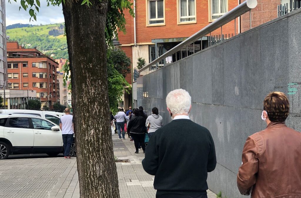 Reparto de comida con `cita previa´ en San Felicísimo de Deusto