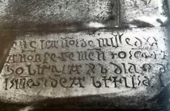 Inscripción con la fecha dei nicio de las obras en San Pedro de Romaña